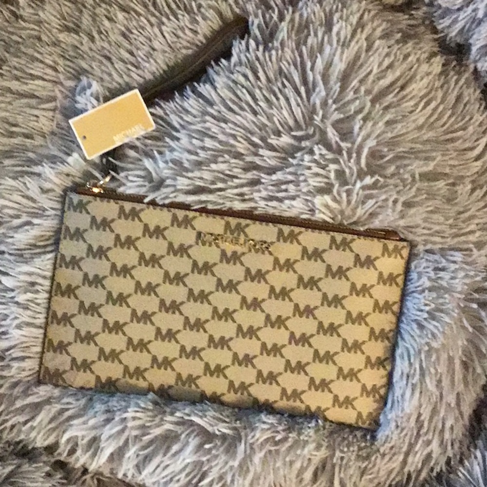 Zip Clutch